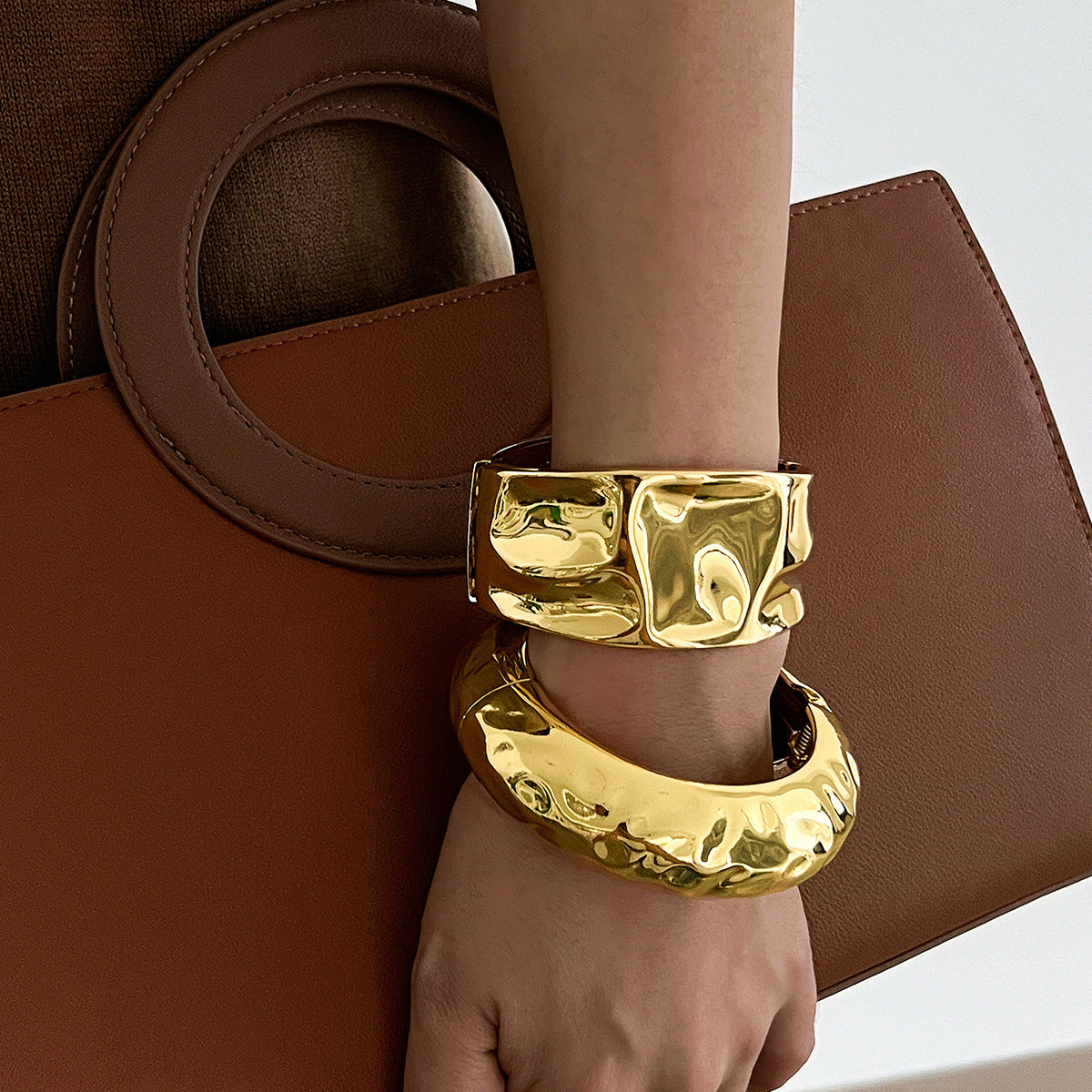 Stylish Round Wide Pattern Spring Bracelet