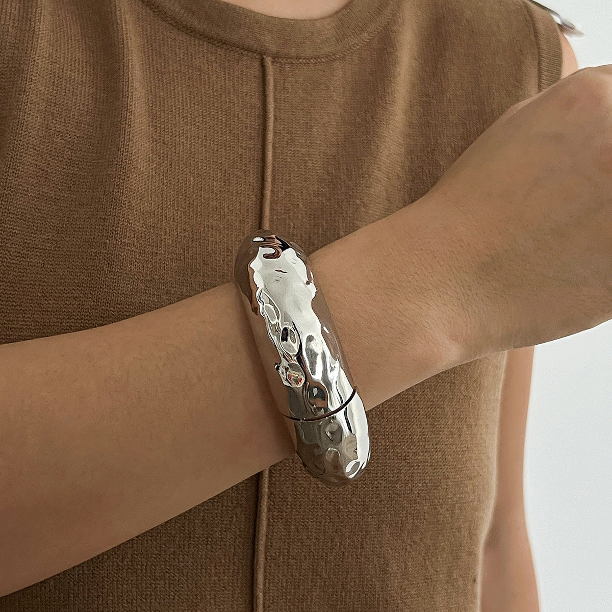 Stylish Round Wide Pattern Spring Bracelet