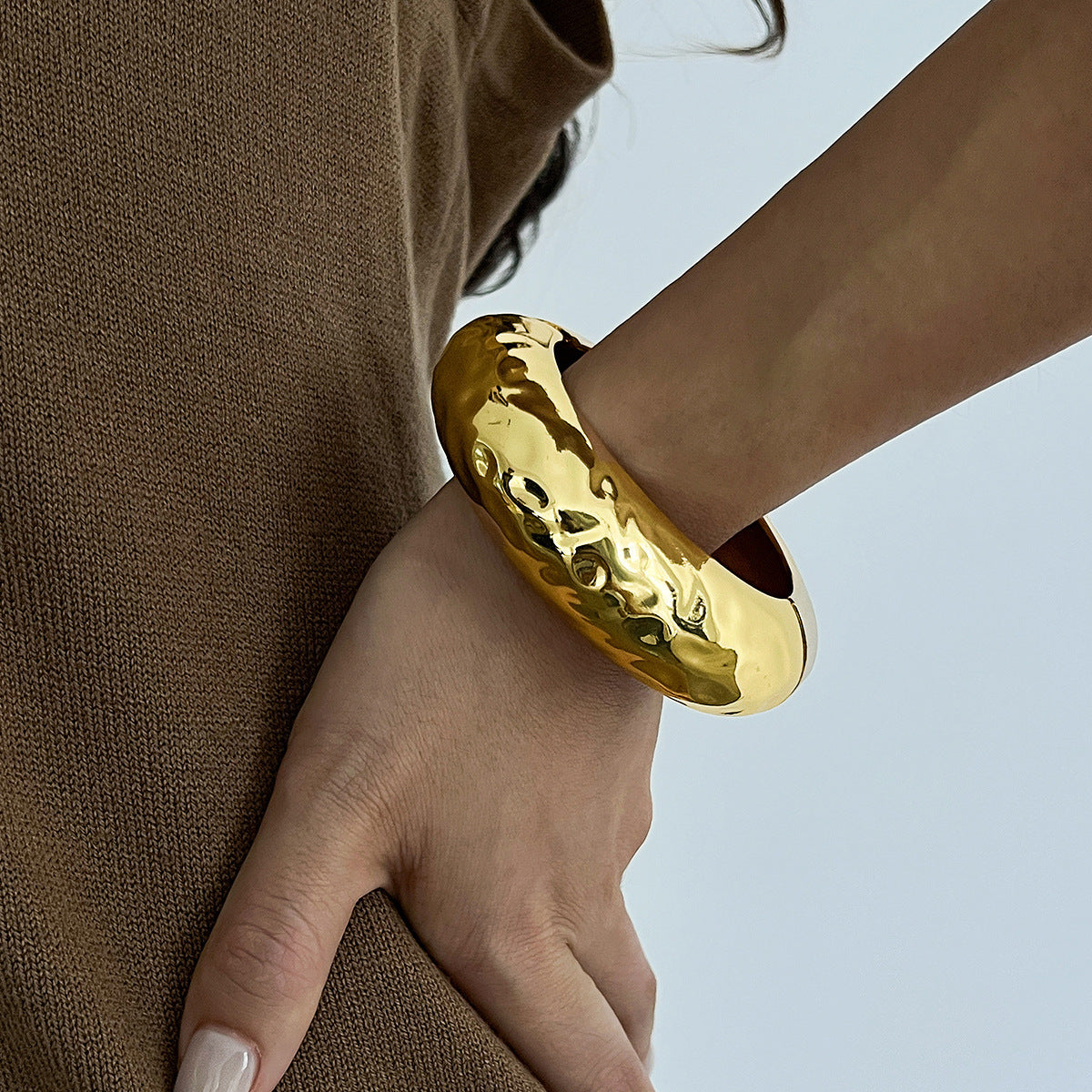 Stylish Round Wide Pattern Spring Bracelet