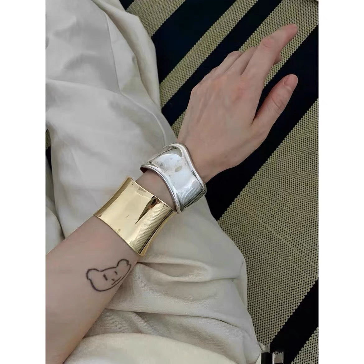 Curved Wide Glossy Bracelet Niche
