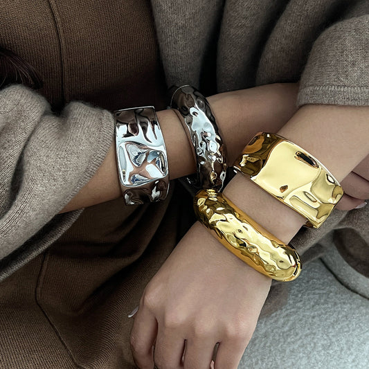 Stylish Round Wide Pattern Spring Bracelet